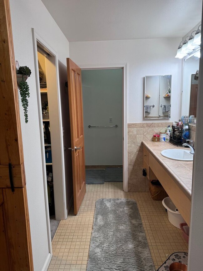 Building Photo - Beautiful 3 Bedroom, 2 bath, 2 Car Garage home off Chena Hills/Chena Ridge