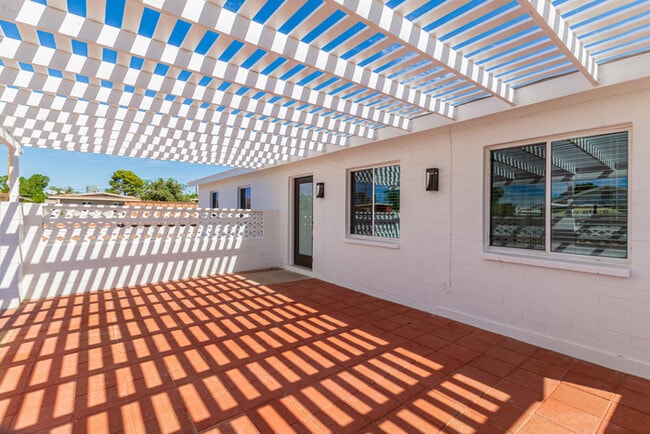 Building Photo - Amazing 3 bed 2 bath home with large backyard