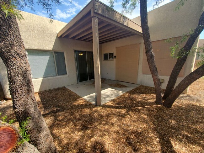 Building Photo - Central Tucson, close to everything, community pool