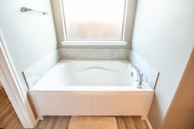 Building Photo - 3/2 in Frenship ISD: Appliances included!!!!