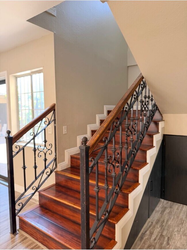 Building Photo - 5 Bed 3 Bath House Available Now!