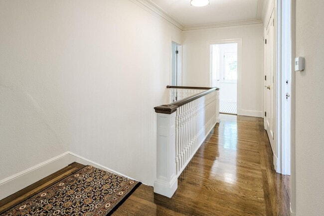 Building Photo - 719 W Poplar Ave