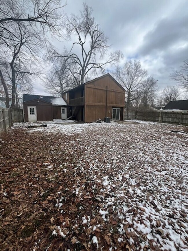 Building Photo - 3 bed 2 bath fenced in yard!!