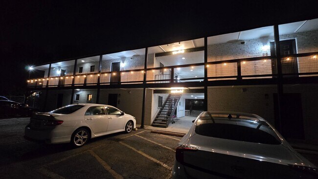 Building Photo - MOVE IN SPECIAL $500 OFF THE FIRST MONTH RENT-Spacious 1 Bedroom Apartment in Balcones Heights