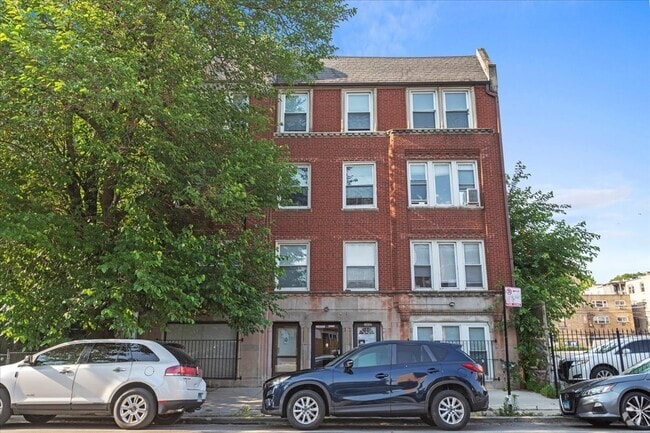 Building Photo - 1635 W Morse Ave
