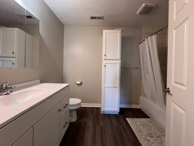 Building Photo - 2B1b Apartment Sublease Available at Cheswick Village