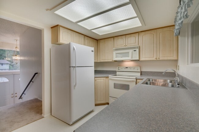 Building Photo - Beautiful 4 bedroom house with large backyard for rent in Sammamish!