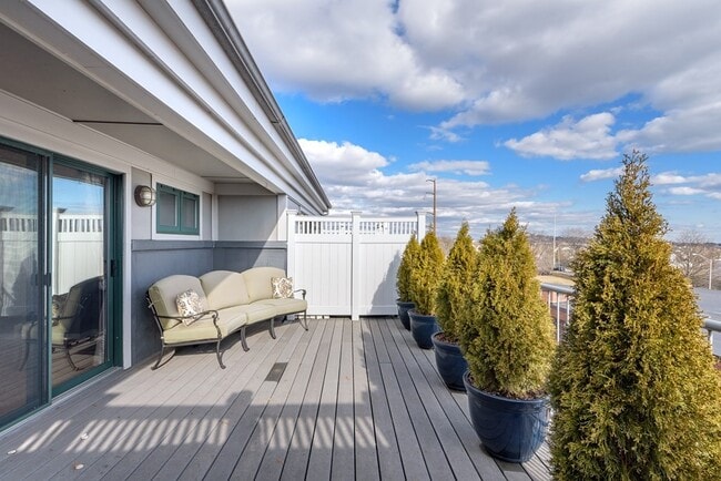 Building Photo - 210 Broadway