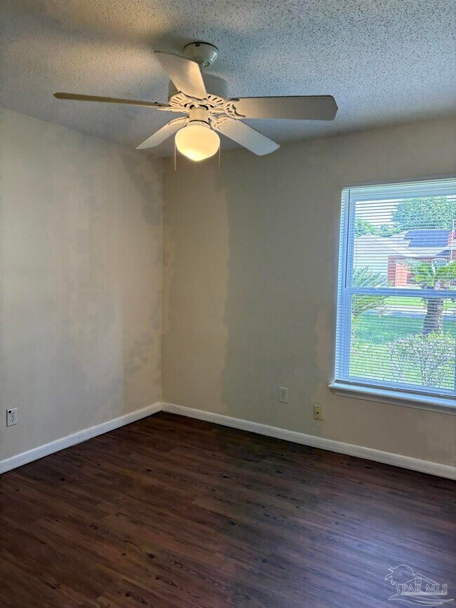 Building Photo - 3255 Maplewood Dr
