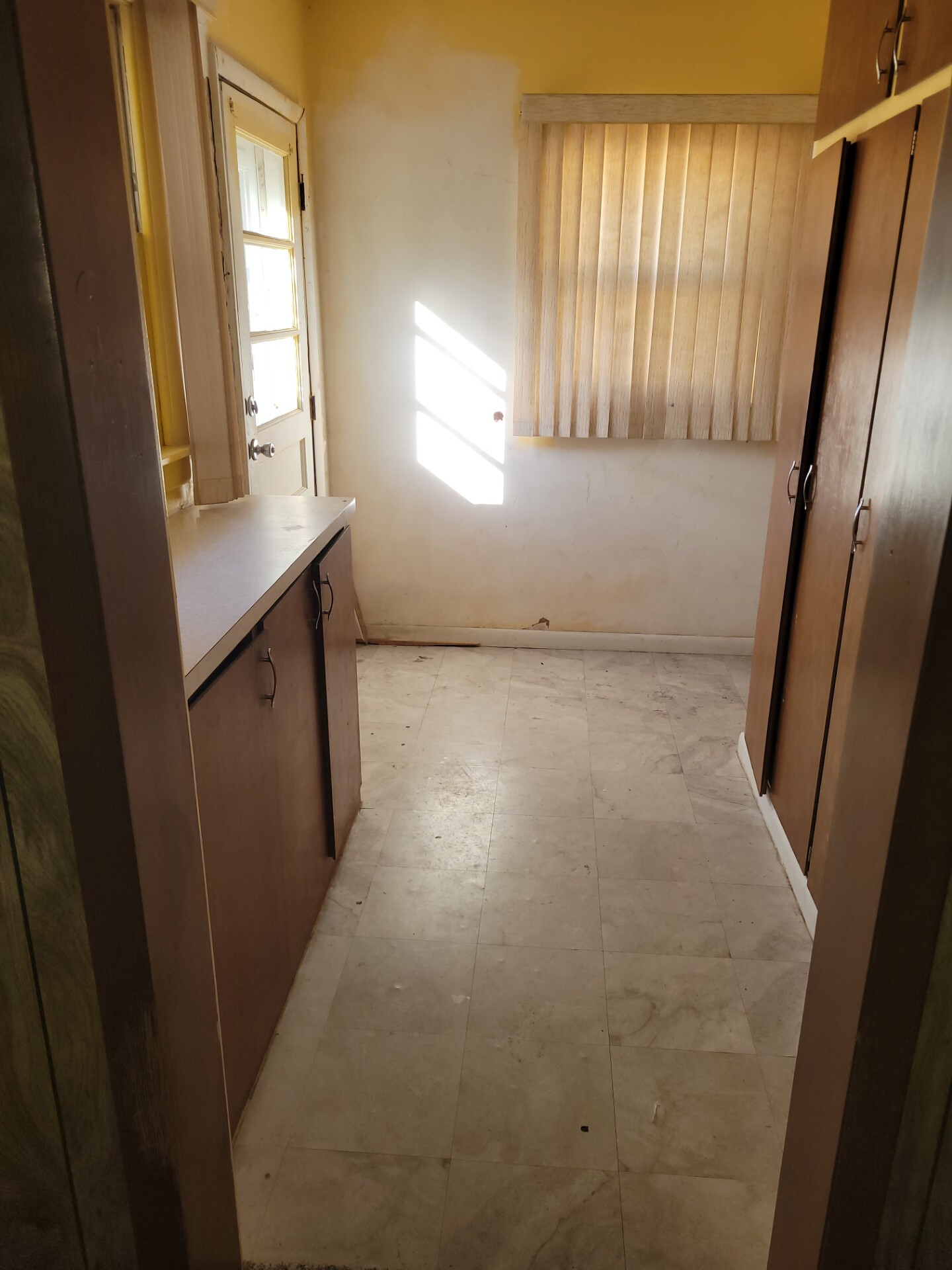 Building Photo - 819 W Broadway Ave