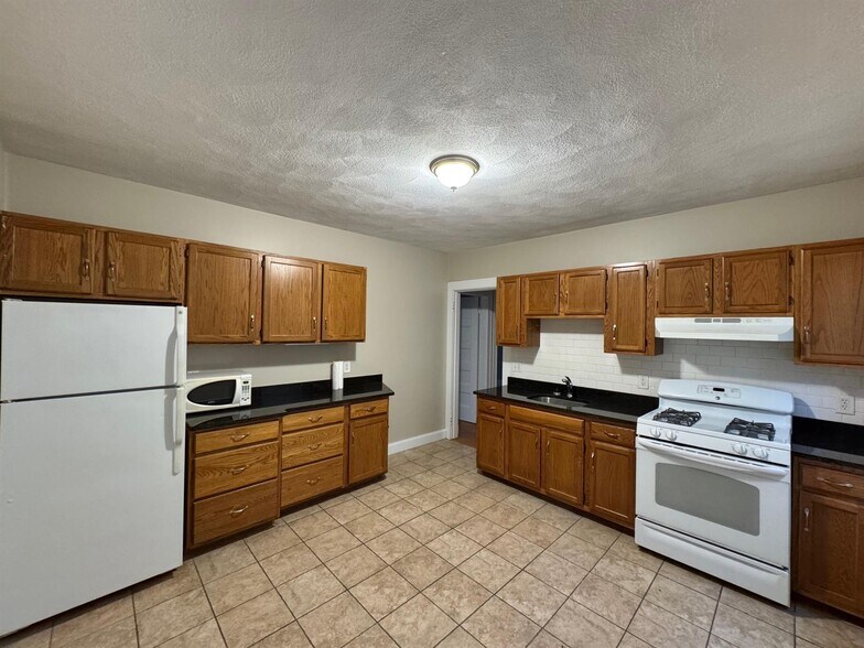 Building Photo - 97 Marion St