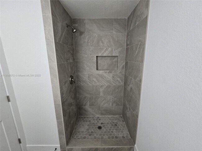 Building Photo - 541 SE Penn Ave