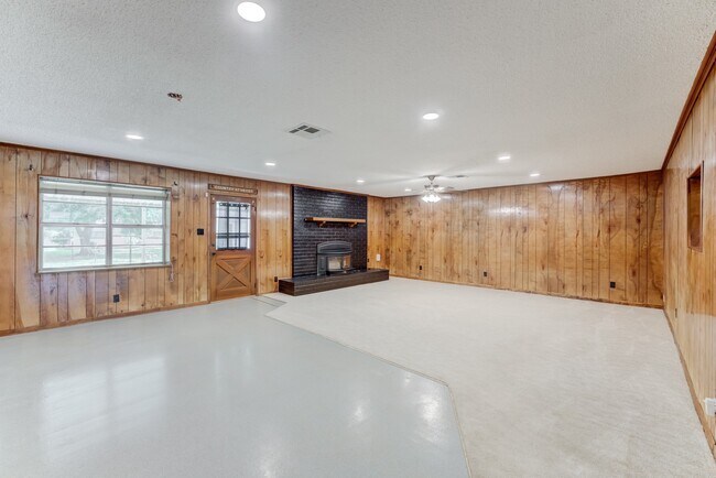 Building Photo - 305 Yaupon St