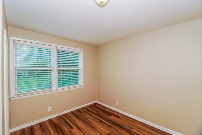 Building Photo - 421 Whispering Pines Dr