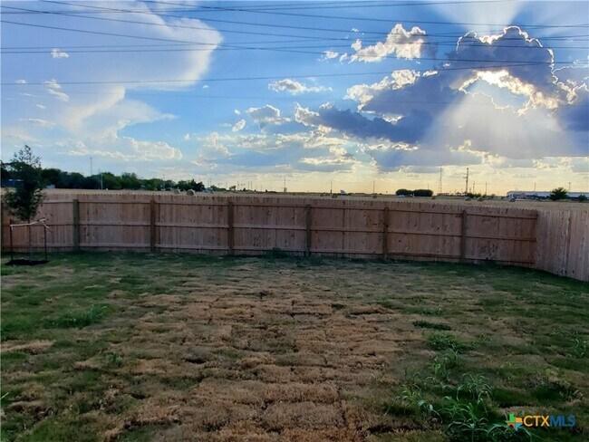 Building Photo - 4001 Woodside Dr