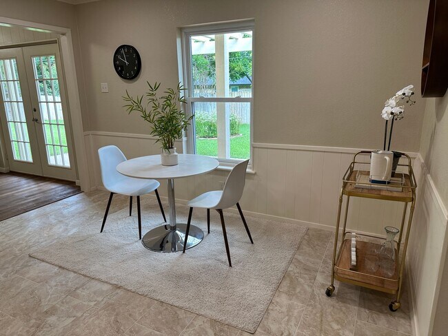 Building Photo - Updated 4 Bedroom Corner Lot in Woodway