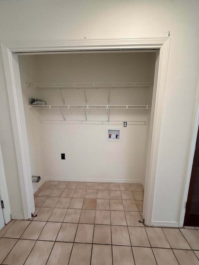 Building Photo - 513 Landview Dr