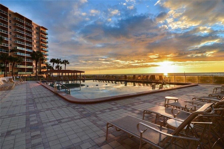 Pool by sunset - 880 Mandalay Ave