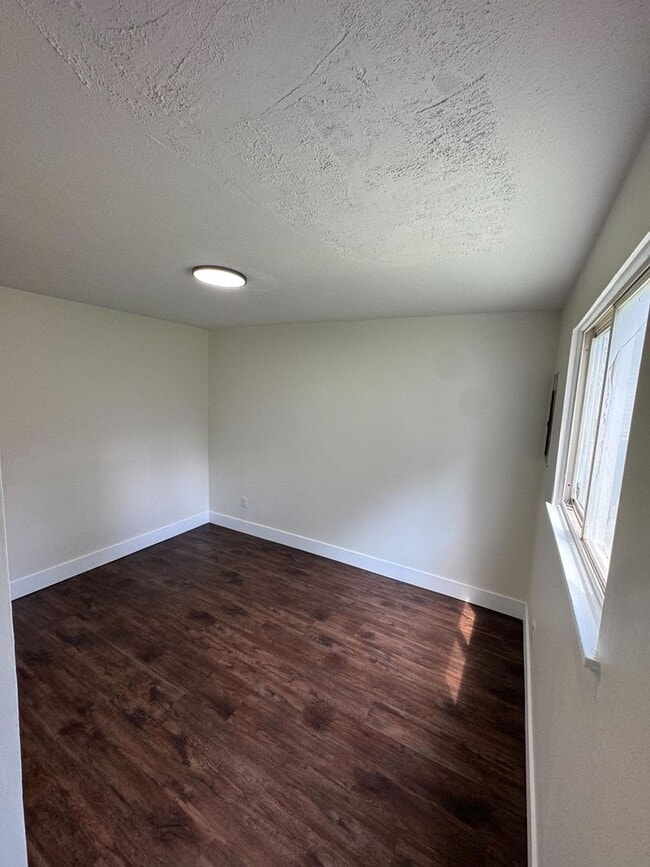 Building Photo - Spacious 4 Bedroom, 2 Bath Home Close to OWU!