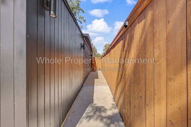 Building Photo - 3038 Sheridan Blvd