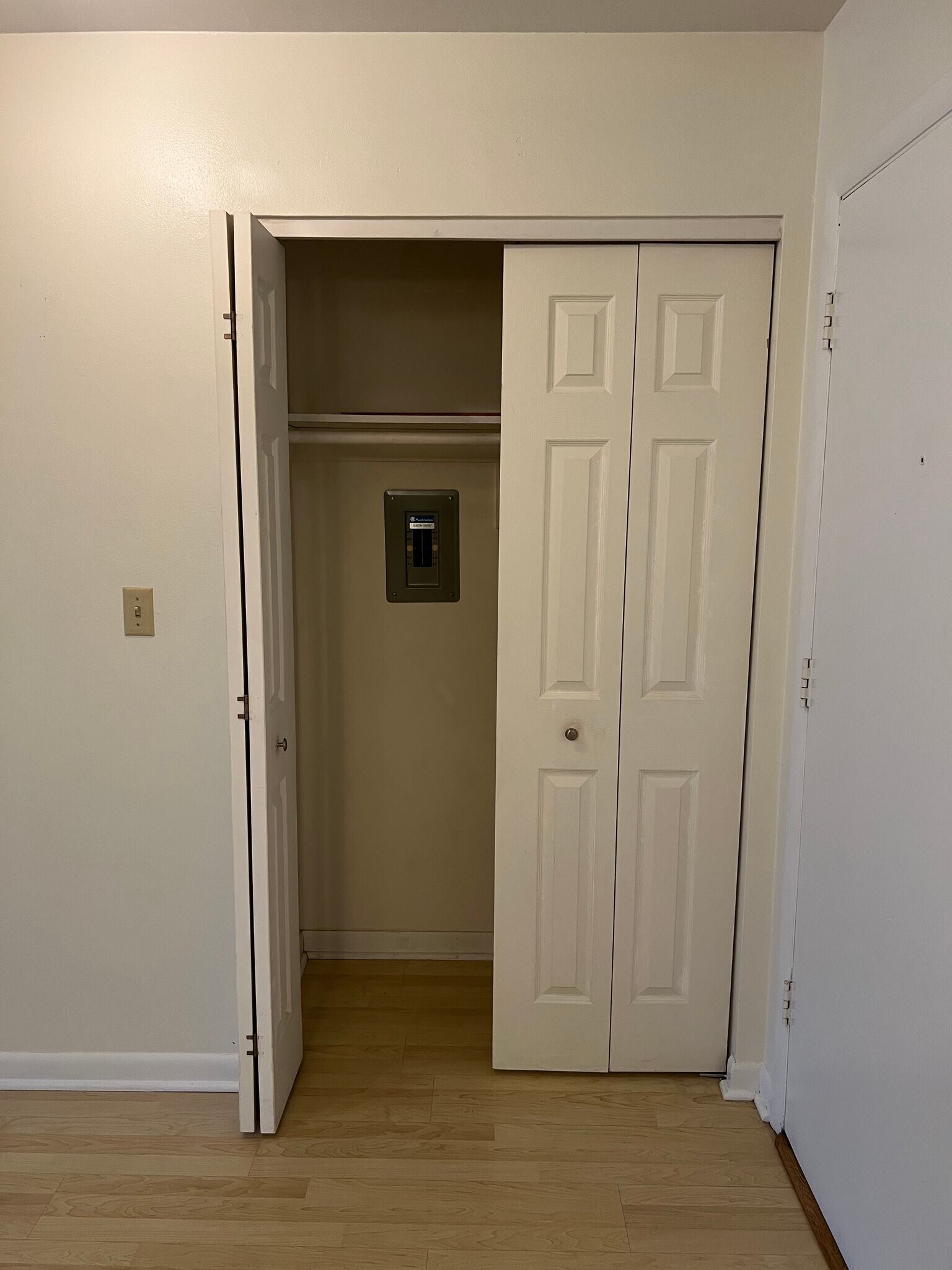 Building Photo - 2025 E Greenwich Ave