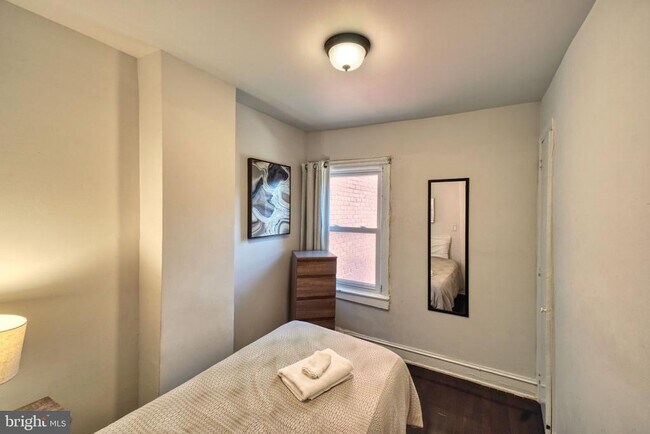 Building Photo - 935 8th St NE