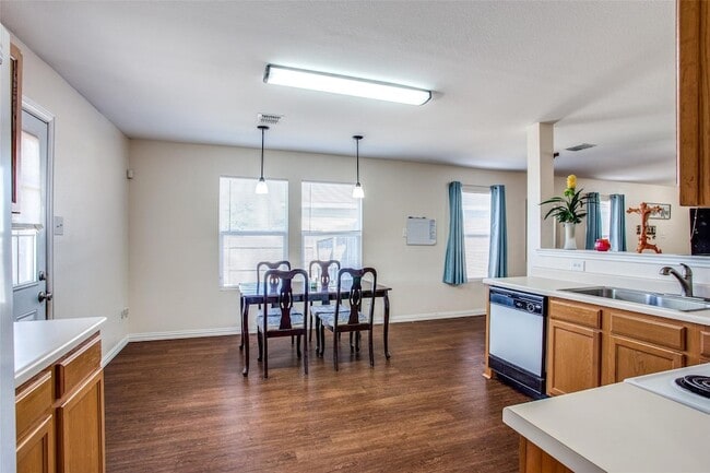 Building Photo - 5005 Village Stone Ct