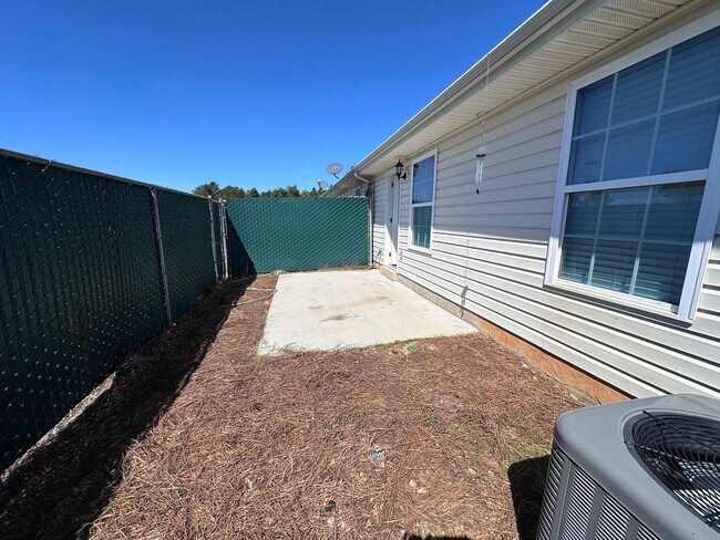 Building Photo - UPDATED TOWNHOME IN EVANS