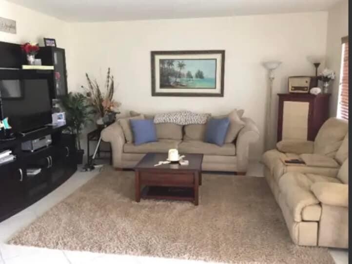 Building Photo - 700 SE 7th Ave