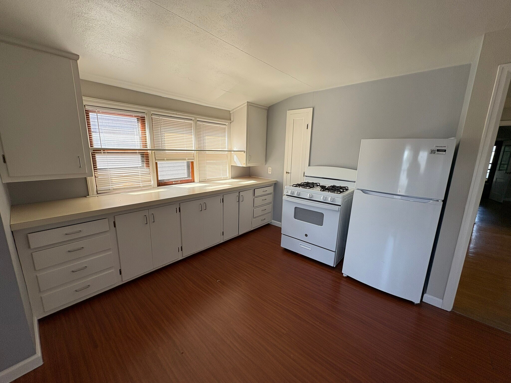 Building Photo - 2132 S 75th St