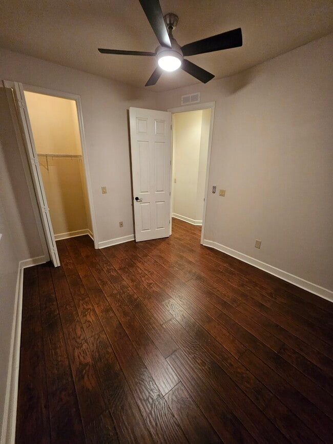 Building Photo - 113 S Packwood Ave