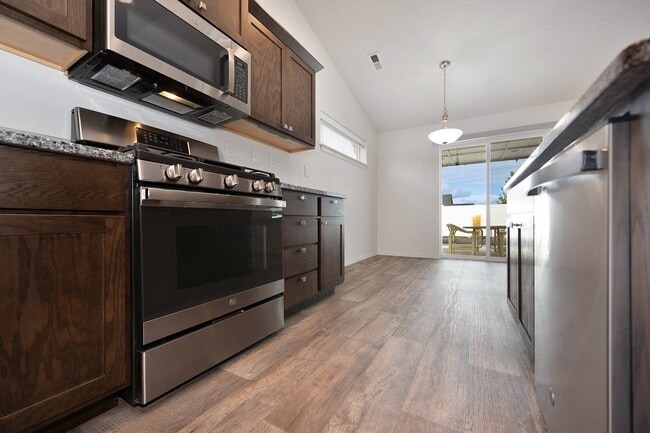 Building Photo - Bright 3-Bedroom Retreat with 2 Full Baths...