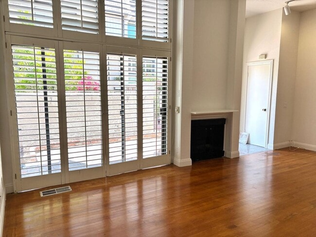 Building Photo - Welcome to this stunning 2 bedroom 2.5 bat...