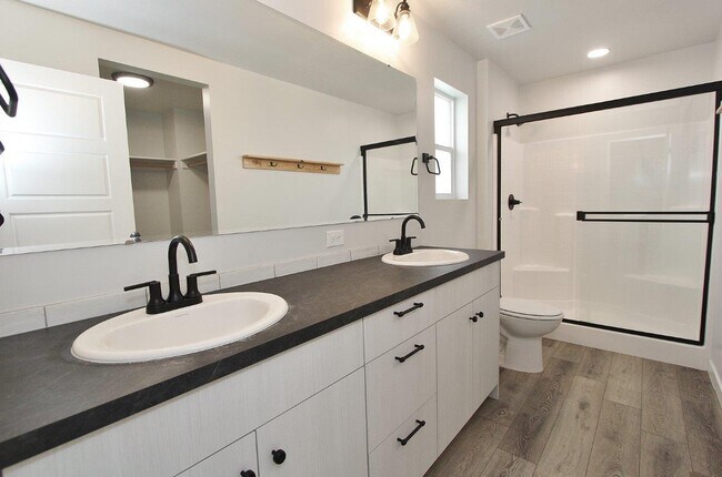 Building Photo - 6587 S Memory Wy