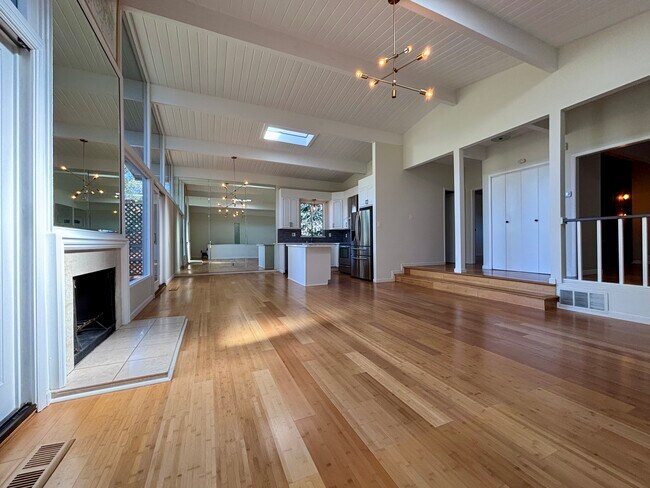 Building Photo - 6207 Westover Dr