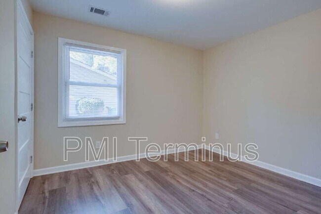 Building Photo - 3442 Longleaf Dr