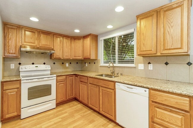 Building Photo - Kirkland Rambler for rent! Contact Jennifer for a showing 4252238096