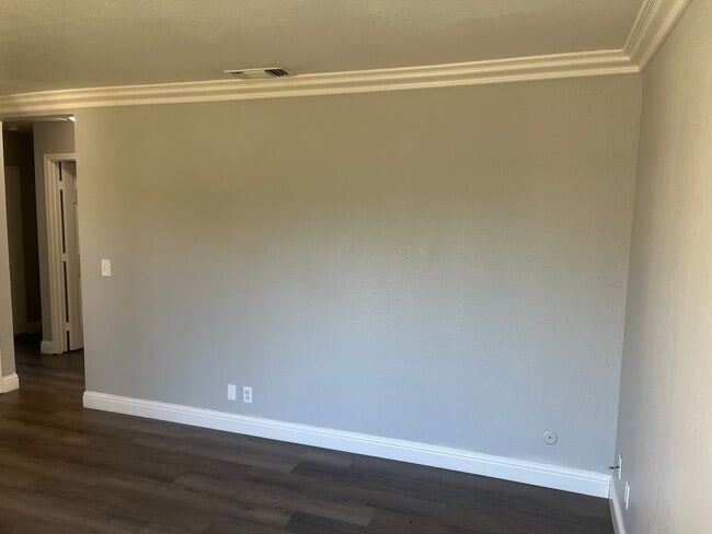 Building Photo - 4 Bed/3 Bath w/Loft.  HURRY won't Last Lon...