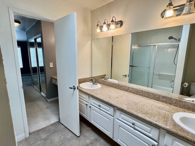 Building Photo - Lovely 2bd. condo in Claremont w/2 car garage