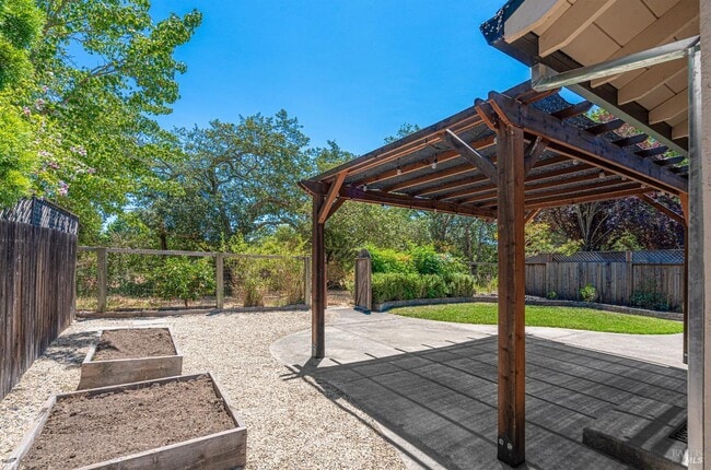 Building Photo - 943 Foothill Dr