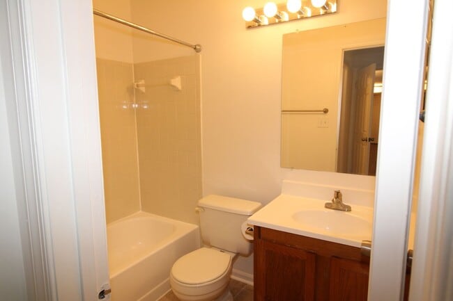 Building Photo - Very well maintained 2-bedroom 2-bath cond...