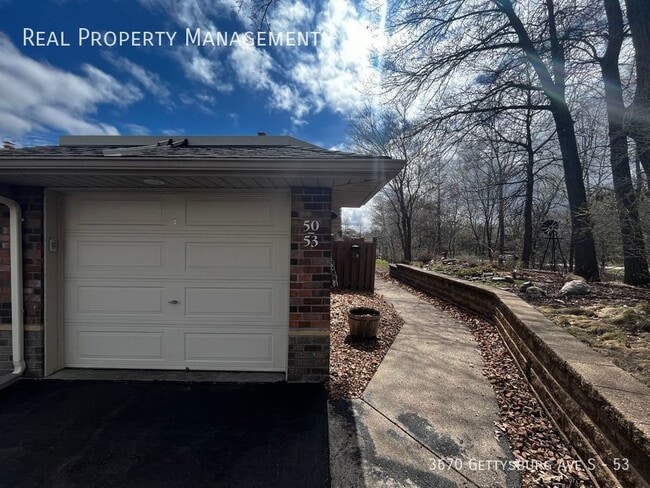 Building Photo - Renovated 2 Bed 1.5 Bath 1 Car Garage! - D...