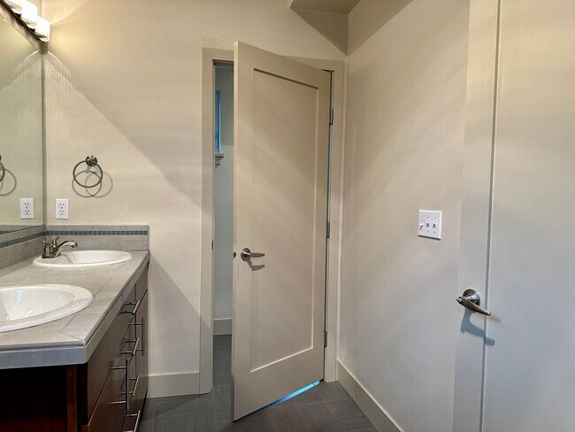 Building Photo - Enjoy pets and parking at this ideal townh...