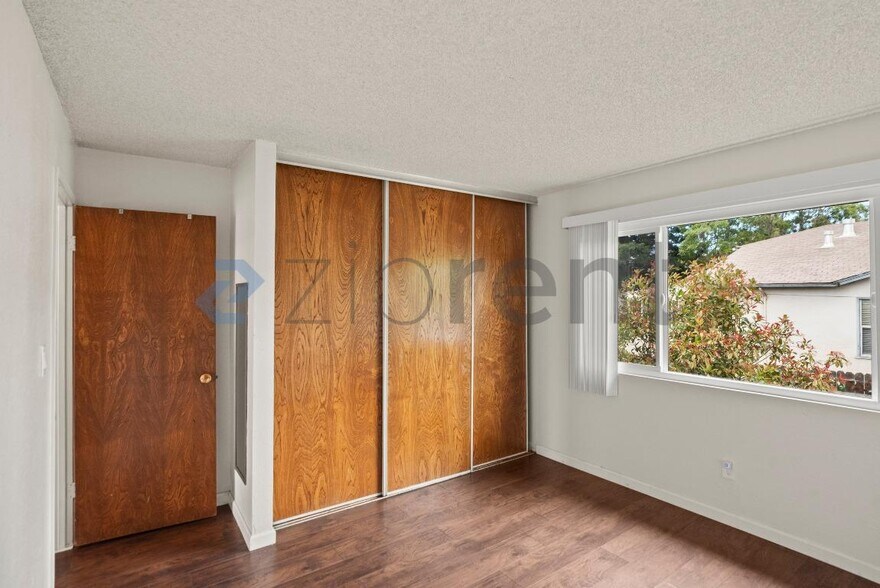 Building Photo - Unit 4