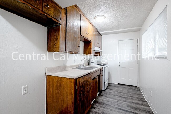 Building Photo - 2334 Dracena St