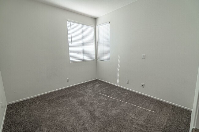Building Photo - 4 Bedroom Oaklane Townhome in Santa Clarita!