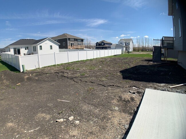 Building Photo - 4 Bed 3 Bath Single Family Home