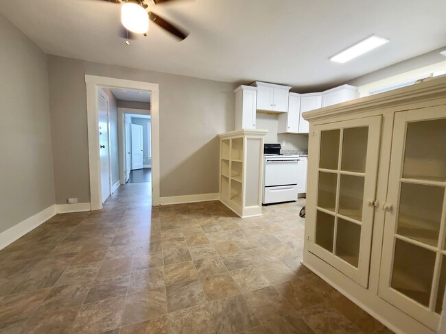 Building Photo - Remodeled 1 Bed, 1 Bath 4-Plex Craftsman A...