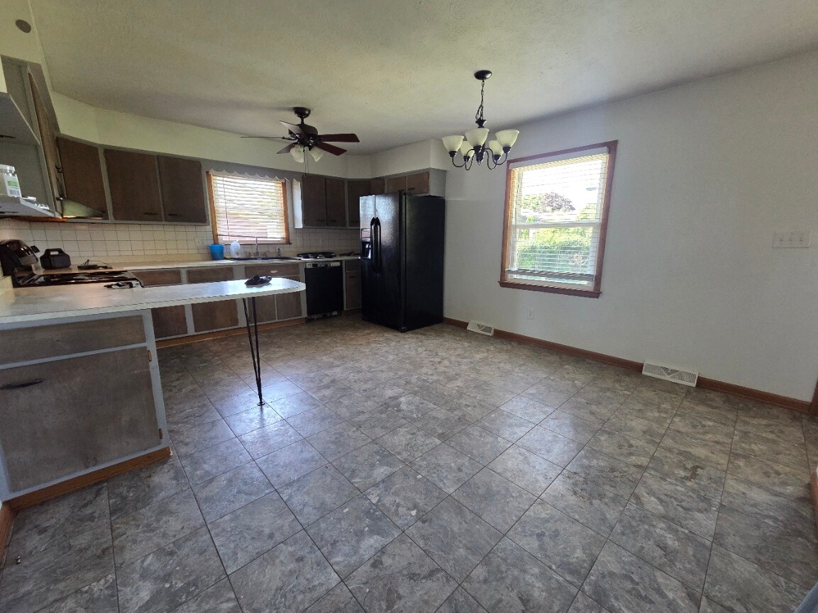 Building Photo - 521 Stonehaven Dr