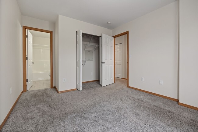 Building Photo - 3 bedroom 2.5 bath